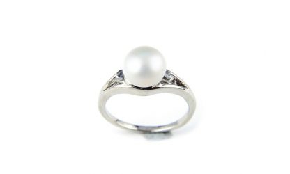 The Gemseller-Pearl ring made with Swarovski® Crystal white or purple
